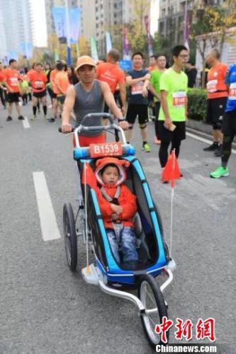 Un père fait découvrir des mondes différents à son fils handicapé grace au marathon