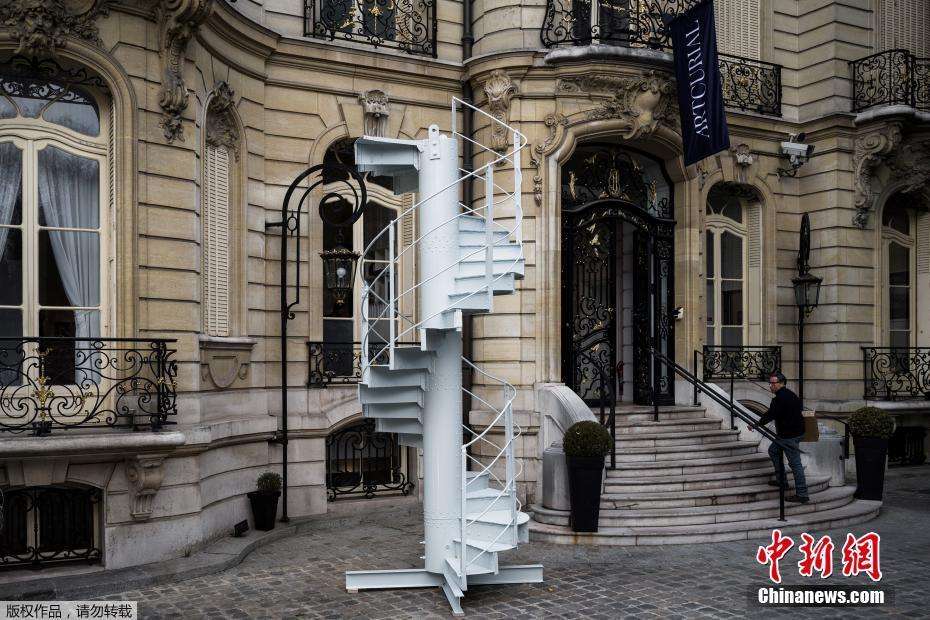 Un tron?on de l'ancien escalier de la Tour Eiffel vendu 169 000 euros