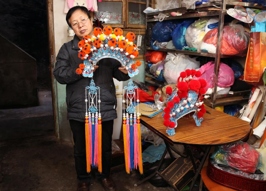 A la découverte de la fabrication des chapeaux traditionnels de l'Opéra du Shaanxi