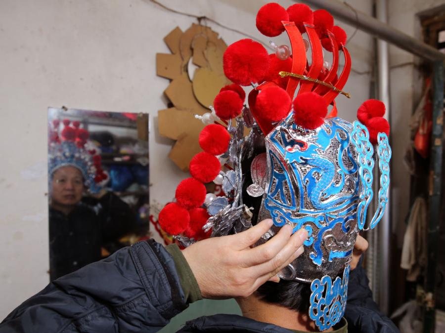 A la découverte de la fabrication des chapeaux traditionnels de l'Opéra du Shaanxi