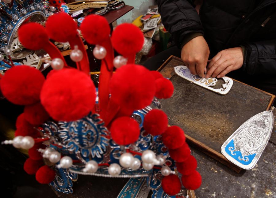 A la découverte de la fabrication des chapeaux traditionnels de l'Opéra du Shaanxi