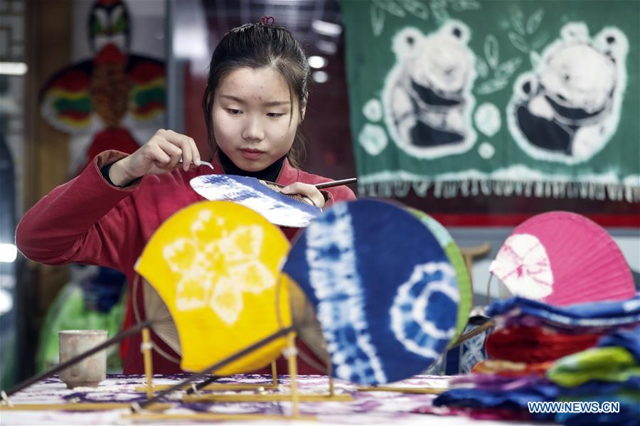 Jiangsu : des ateliers culturels proposent des formations aux techniques traditionnelles aux étudiants