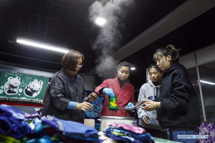 Jiangsu : des ateliers culturels proposent des formations aux techniques traditionnelles aux étudiants