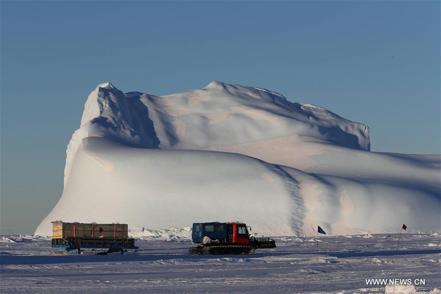 Opération de déchargement de matériel du brise-glace chinois Xuelong en Antarctique