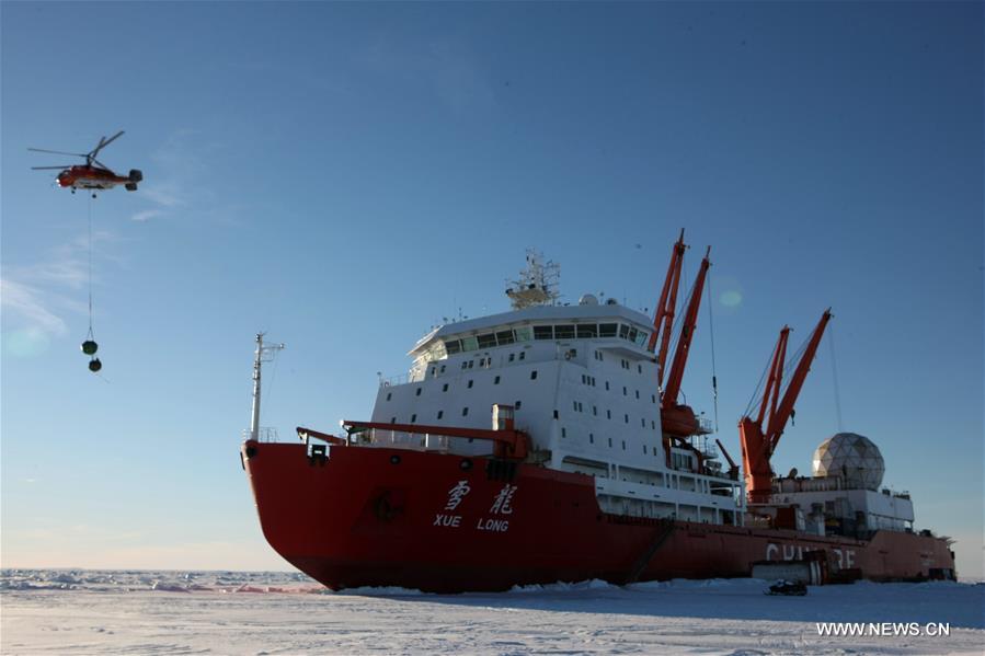 Opération de déchargement de matériel du brise-glace chinois Xuelong en Antarctique