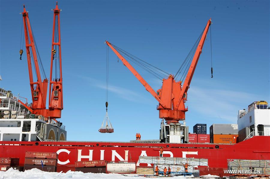 Opération de déchargement de matériel du brise-glace chinois Xuelong en Antarctique