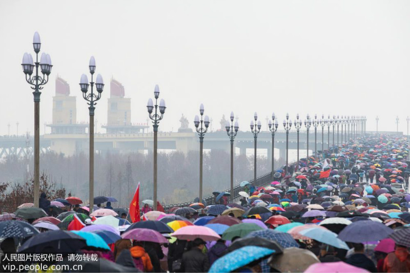 Le pont sur le Yangtsé de Nanjing ouvert au public pendant trois jours