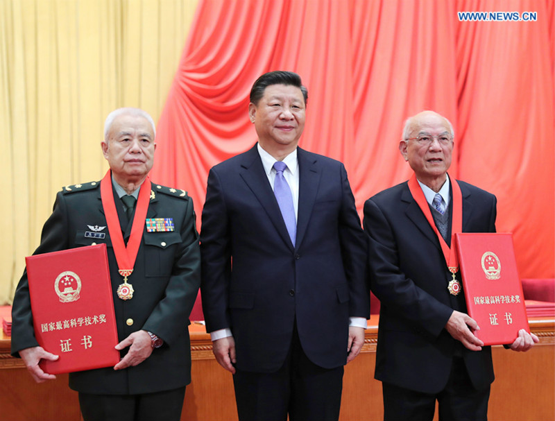 Xi Jinping confère le prix scientifique suprême de la Chine à deux académiciens