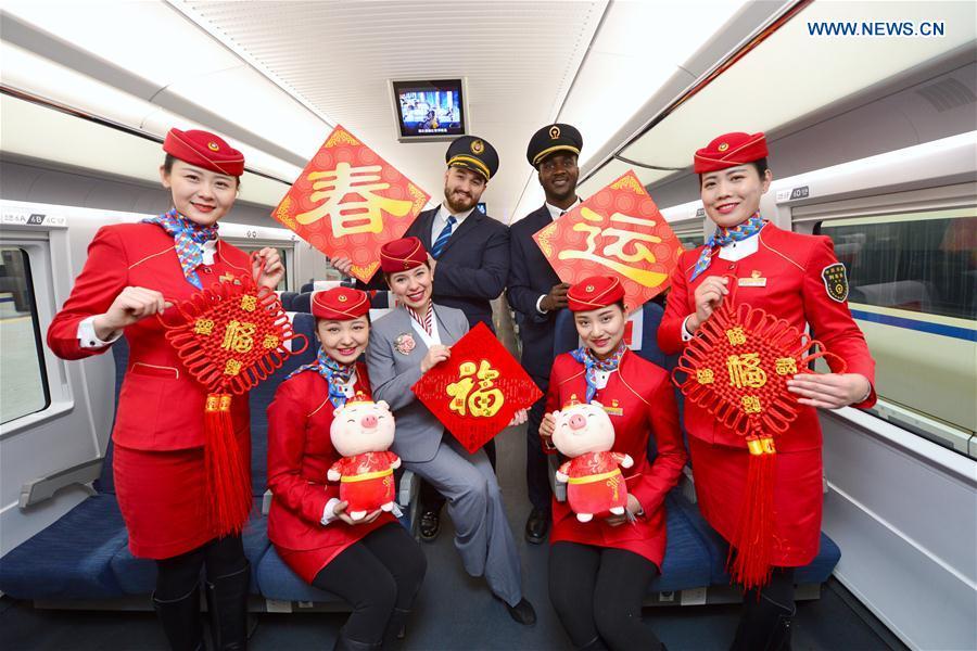 Xi'an : Des volontaires étrangers au service des passagers pour le Chunyun de la Fête du Printemps