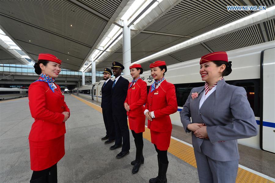 Xi'an : Des volontaires étrangers au service des passagers pour le Chunyun de la Fête du Printemps