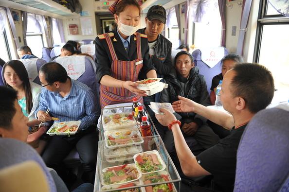 Des cacahuètes à Starbucks, comment les chariots de train chinois sont montés en gamme