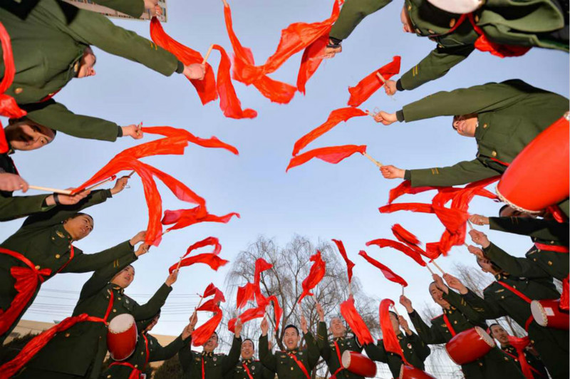 Des soldats chinois envoient leurs v?ux de Fête du Printemps chez eux