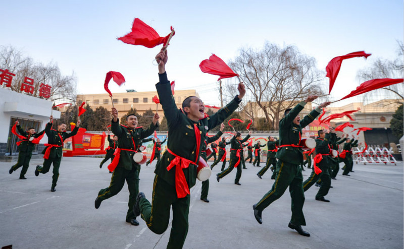 Des soldats chinois envoient leurs v?ux de Fête du Printemps chez eux