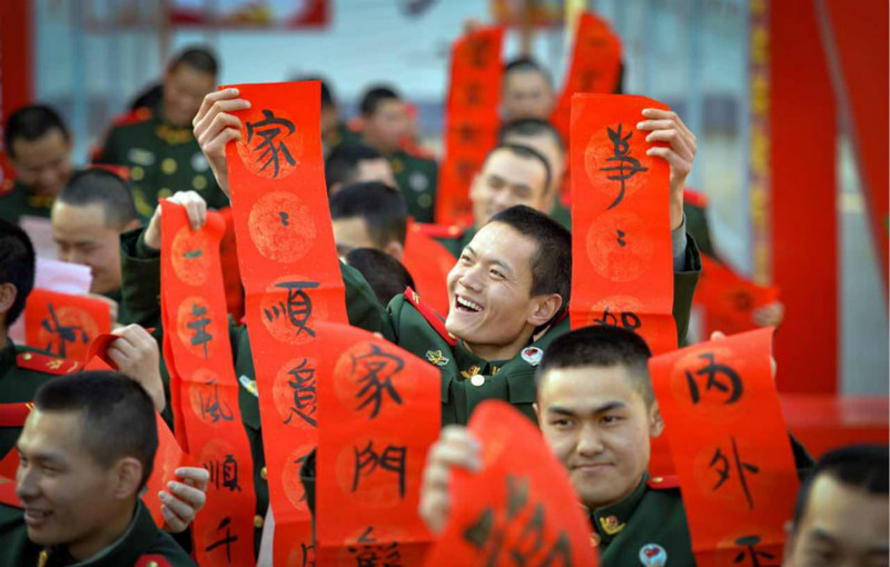 Des soldats chinois envoient leurs v?ux de Fête du Printemps chez eux