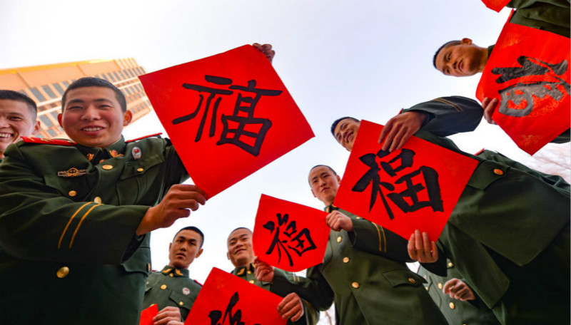 Des soldats chinois envoient leurs v?ux de Fête du Printemps chez eux