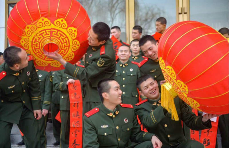 Des soldats chinois envoient leurs v?ux de Fête du Printemps chez eux