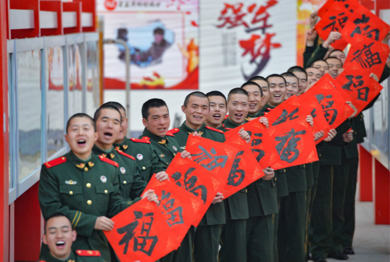 Des soldats chinois envoient leurs v?ux de Fête du Printemps chez eux