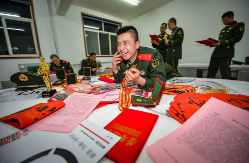 Des soldats chinois envoient leurs v?ux de Fête du Printemps chez eux