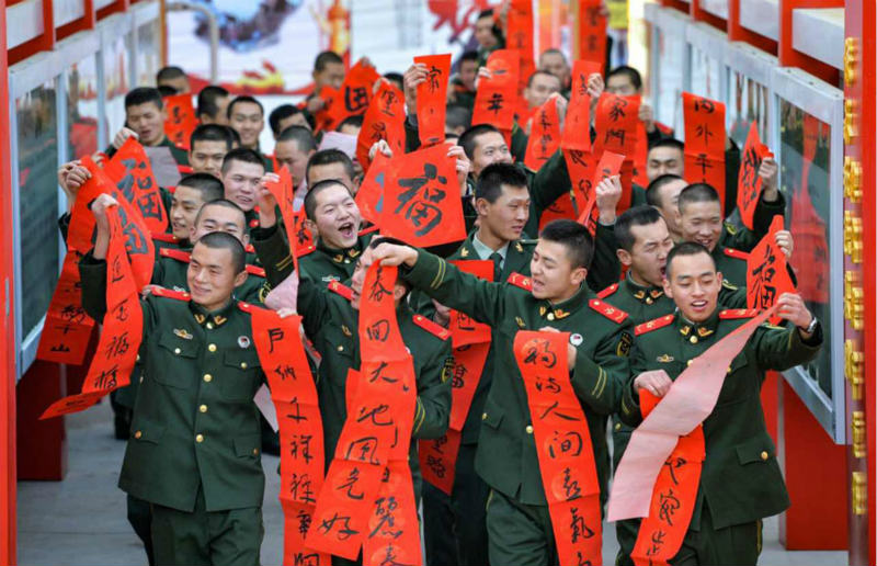 Des soldats chinois envoient leurs v?ux de Fête du Printemps chez eux