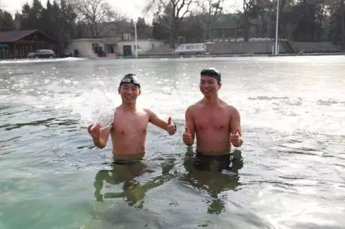 La natation d'hiver en plein air en hiver bient?t au programme de l'Université Tsinghua ?