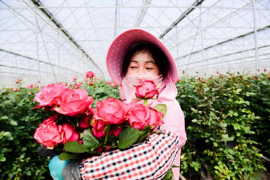 Les hommes re?oivent aussi leur part de cadeaux de la Saint-Valentin