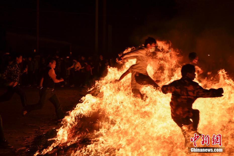 Haikou : célébration de la Fête des Lanternes par la traversée d'une mer de feu