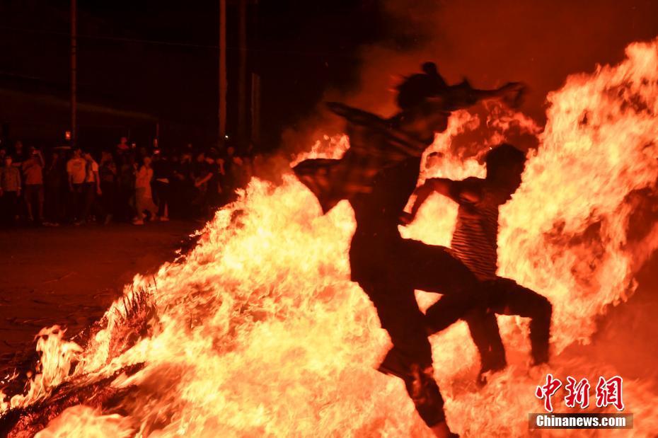 Haikou : célébration de la Fête des Lanternes par la traversée d'une mer de feu