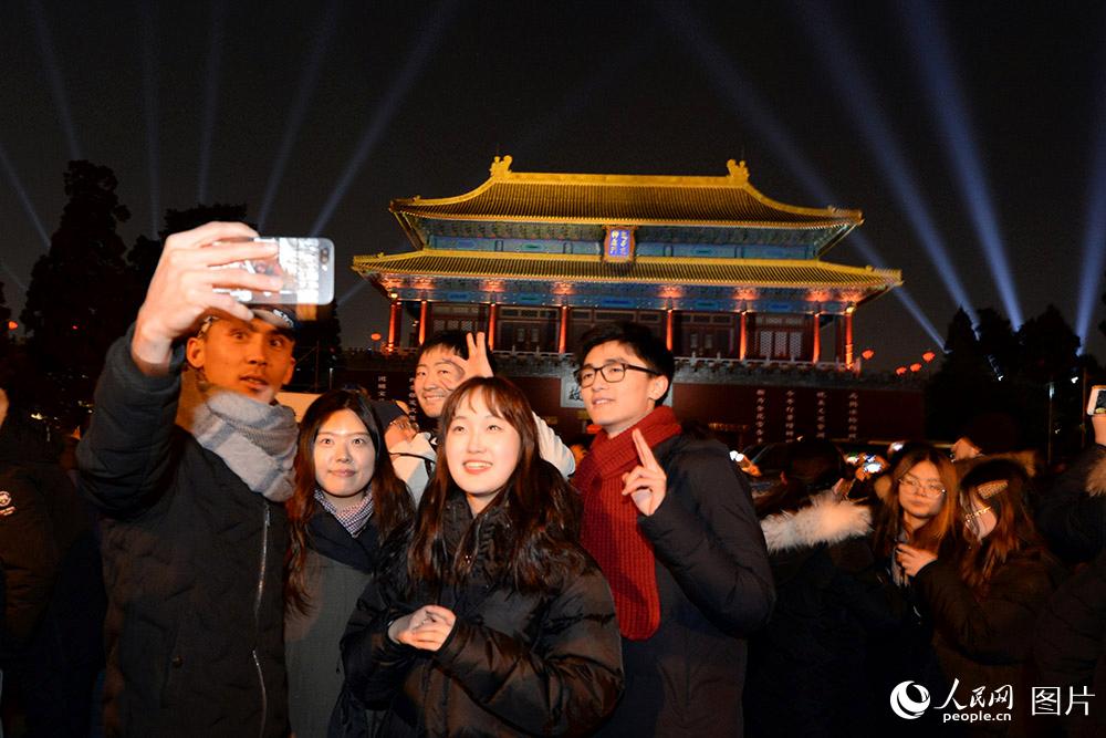 Beijing : la Cité Interdite organise sa première foire aux lanternes depuis 94 ans 