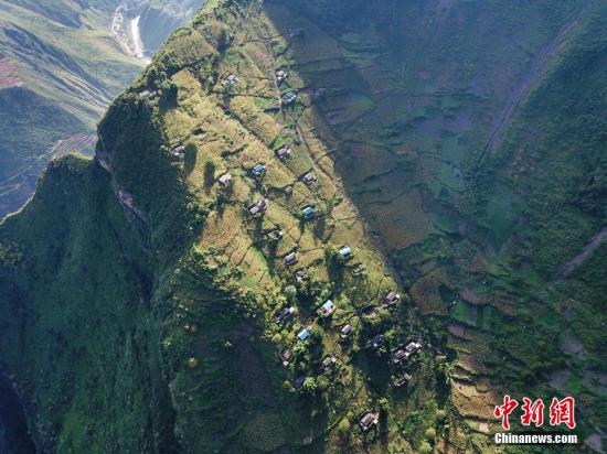 Sichuan : le ? village de la falaise ? attire les touristes avec ses échelles en rotin