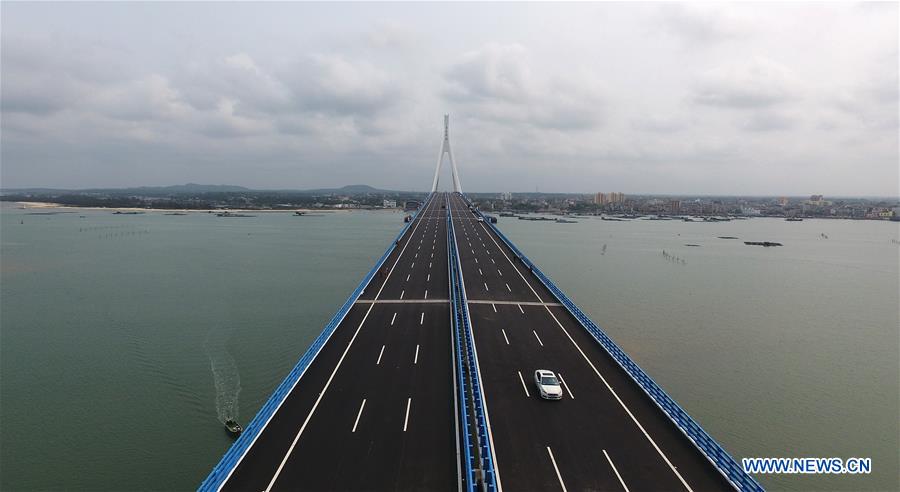 La Chine ouvre le premier pont traversant la mer et des failles actives