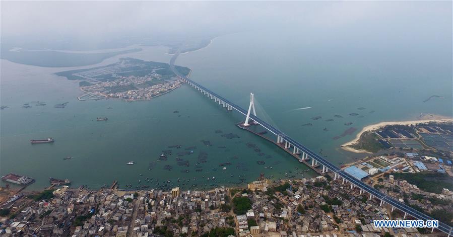 La Chine ouvre le premier pont traversant la mer et des failles actives