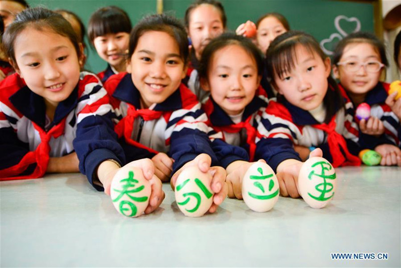 Les élèves chinois s'amusent à faire tenir les ?ufs debout avant le ? Chunfen ?