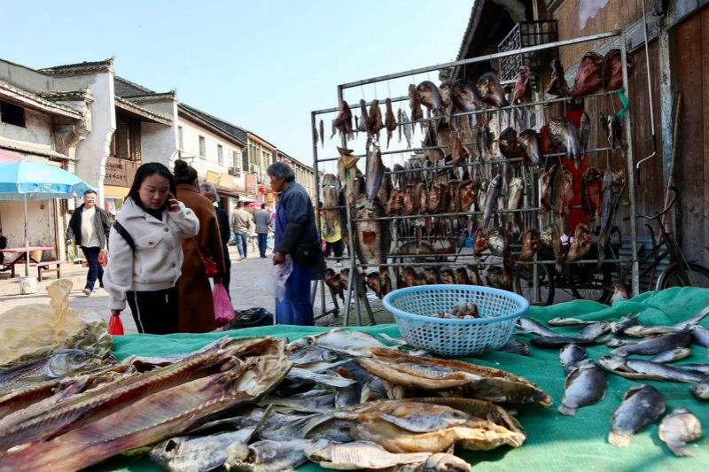 Anhui : un vieux village propose une promenade dans la vie traditionnelle