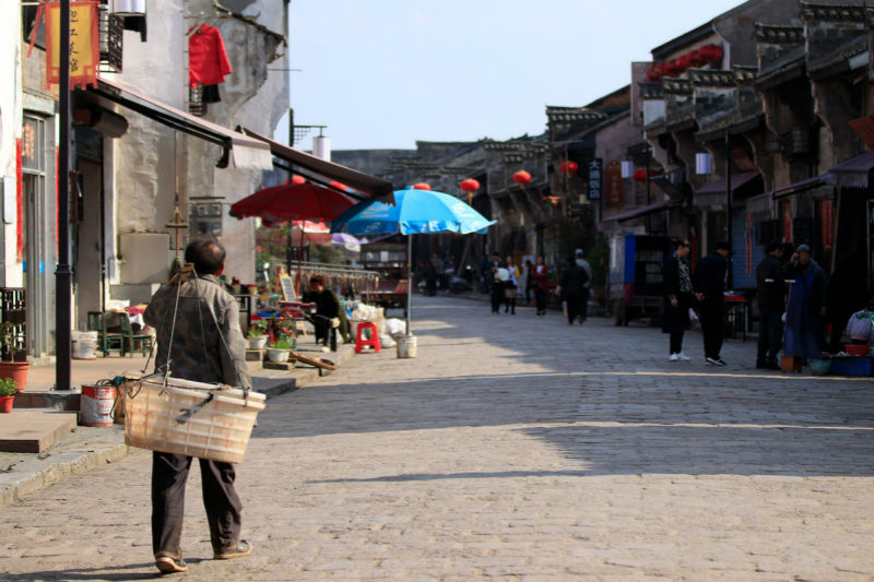 Anhui : un vieux village propose une promenade dans la vie traditionnelle