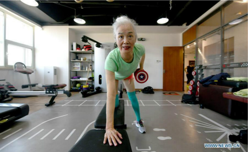 Une grand-mère de 74 ans passe une heure chaque jour à construire son corps