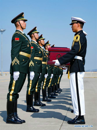 La Corée du Sud remet à la Chine les restes de dix soldats chinois tués pendant la guerre de Corée