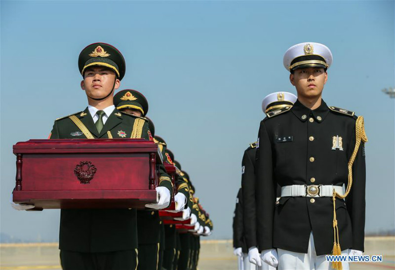 La Corée du Sud remet à la Chine les restes de dix soldats chinois tués pendant la guerre de Corée