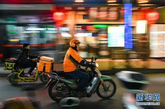 Les jeunes consommateurs chinois se plaignent de l'augmentation des frais de livraison d'aliments