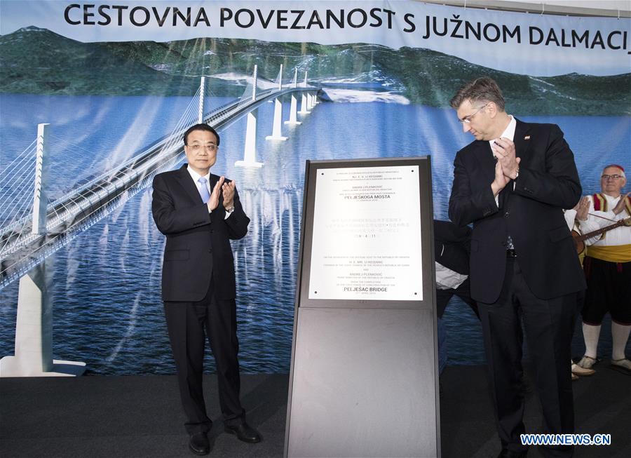 Les Premiers ministres chinois et croate visitent le chantier du pont de Peljesac sous la pluie