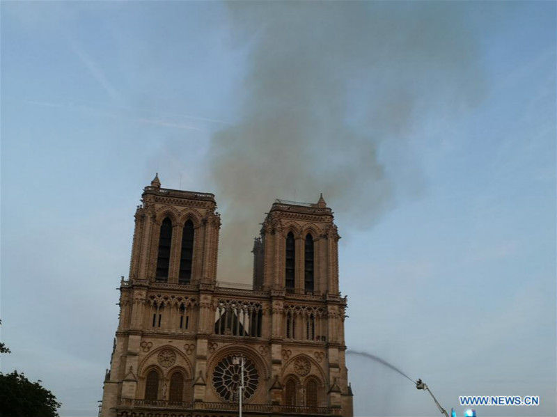 France/Incendie : la flèche et la toiture de Notre-Dame de Paris se sont effondrées