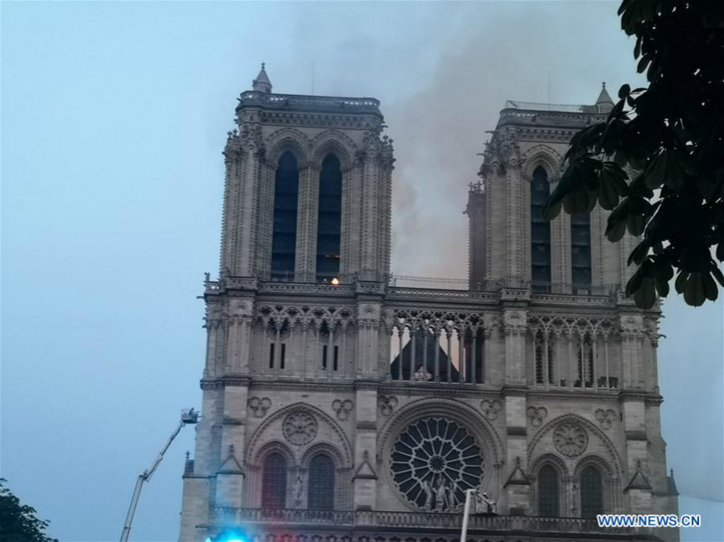 France/Incendie : la flèche et la toiture de Notre-Dame de Paris se sont effondrées