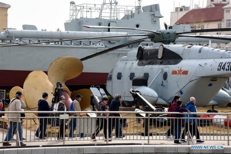 Des gens visitent le musée de la marine chinoise à Qingdao