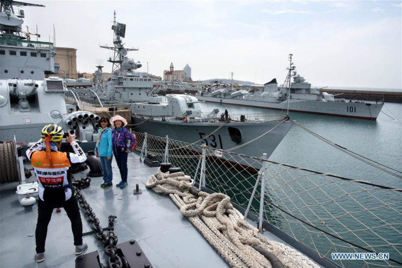 Des gens visitent le musée de la marine chinoise à Qingdao