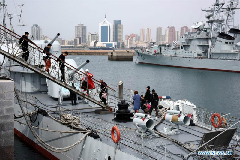 Des gens visitent le musée de la marine chinoise à Qingdao