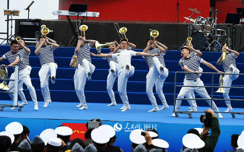 Qingdao : un spectacle conjoint de musique militaire pour célébrer le 70e anniversaire de la marine de l'APL