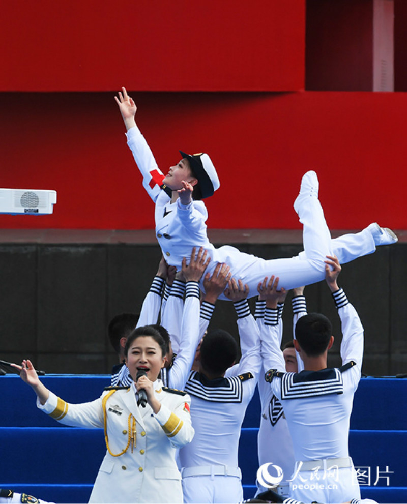 Qingdao : un spectacle conjoint de musique militaire pour célébrer le 70e anniversaire de la marine de l'APL