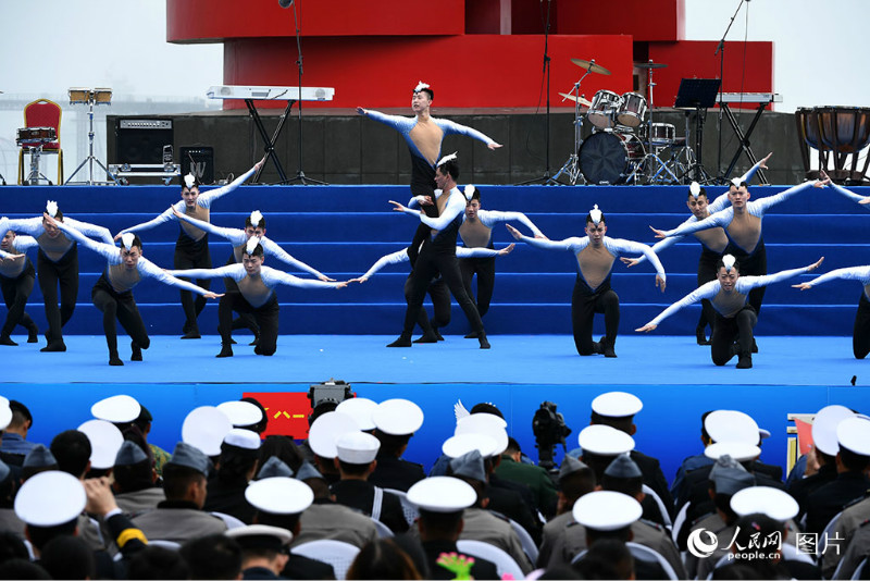 Qingdao : un spectacle conjoint de musique militaire pour célébrer le 70e anniversaire de la marine de l'APL