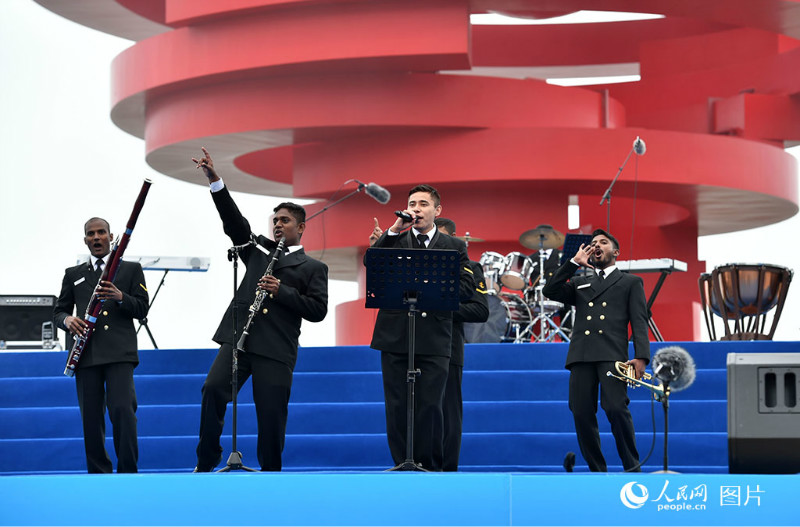 Qingdao : un spectacle conjoint de musique militaire pour célébrer le 70e anniversaire de la marine de l'APL