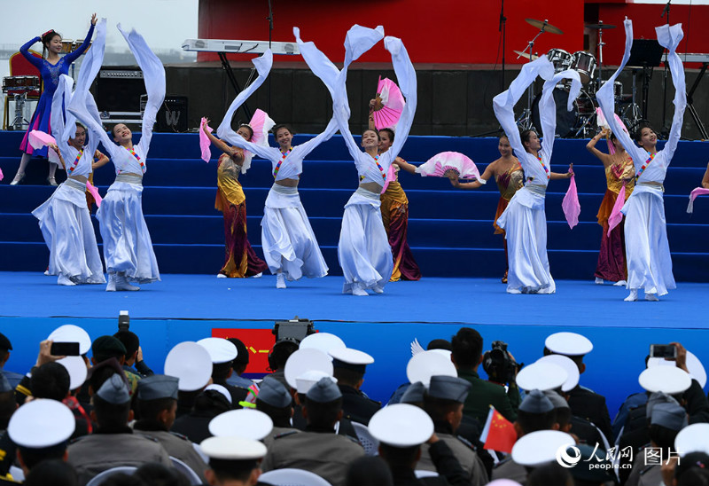 Qingdao : un spectacle conjoint de musique militaire pour célébrer le 70e anniversaire de la marine de l'APL