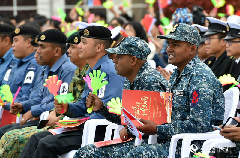 Qingdao : un spectacle conjoint de musique militaire pour célébrer le 70e anniversaire de la marine de l'APL